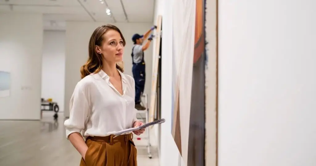 mujer galeria curadora
