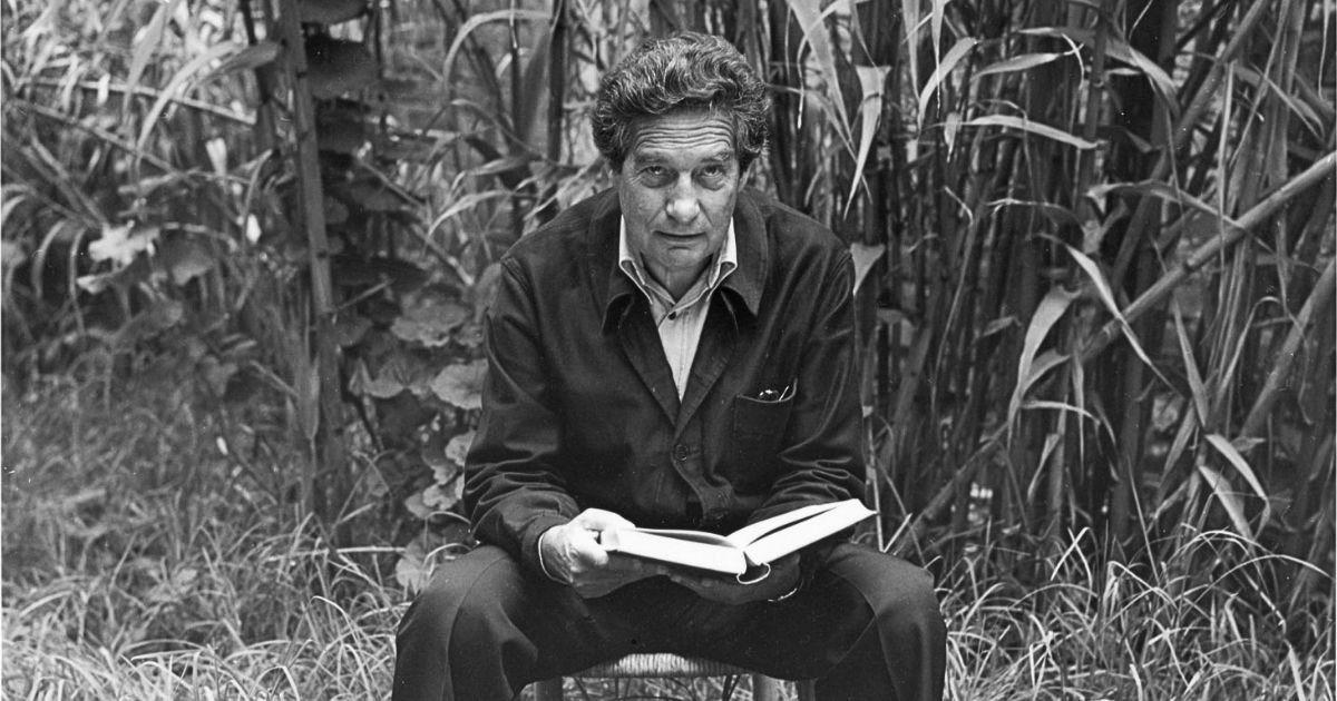 El Poeta en su Laberinto: Octavio Paz y el Ensayo