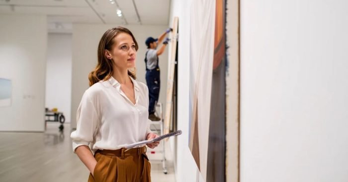 mujer galeria curadora