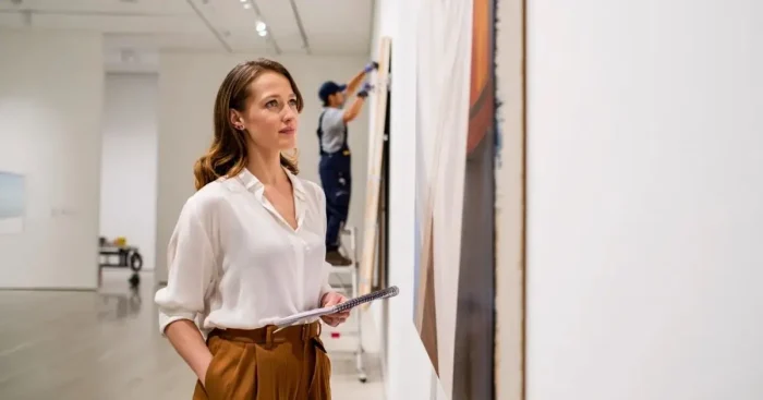 mujer galeria curadora
